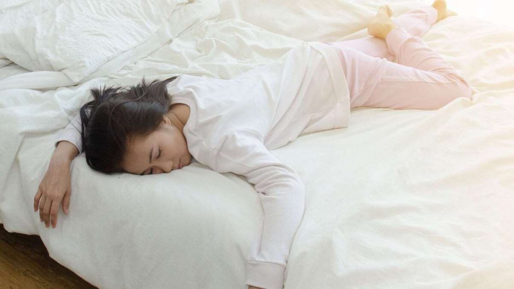 مشکلات خوابیدن روی شکم