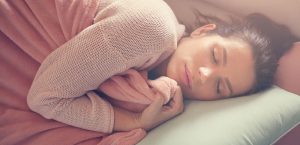 خوابیدن به پهلو روی تشک